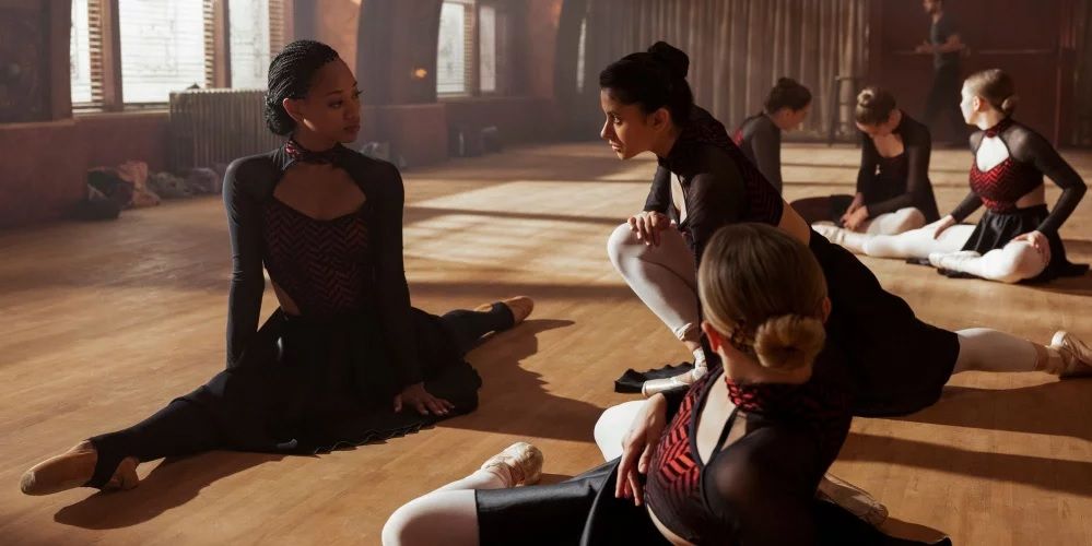Tiny Pretty Things, la nouvelle série Netflix entre Pretty Little Liars, Black Swan et Elite | So Busy Girls