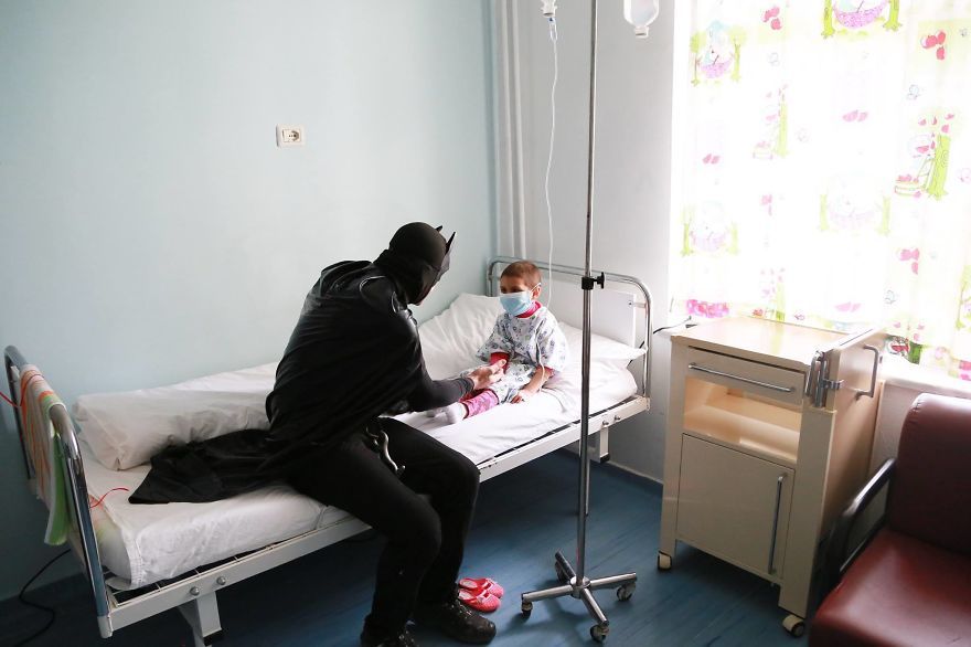 Ils se déguisent en super-héros pour redonner le sourire aux enfants hospitalisés | So Busy Girls