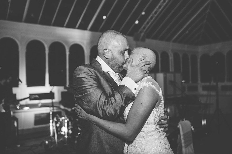 La mariée décide de se raser la tête pour montrer son soutien à son mari en stade terminal | So Busy Girls
