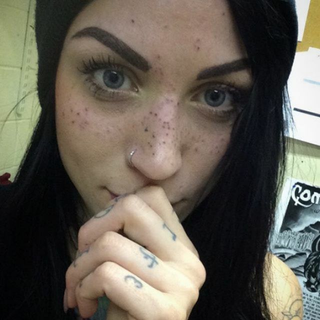 La dernière tendance tatouage : se faire tatouer des taches de rousseur sur le visage ! | So Busy Girls