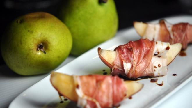 Une entrée en moins de 10 minutes : les poires au jambon italien et au bleu | So Busy Girls