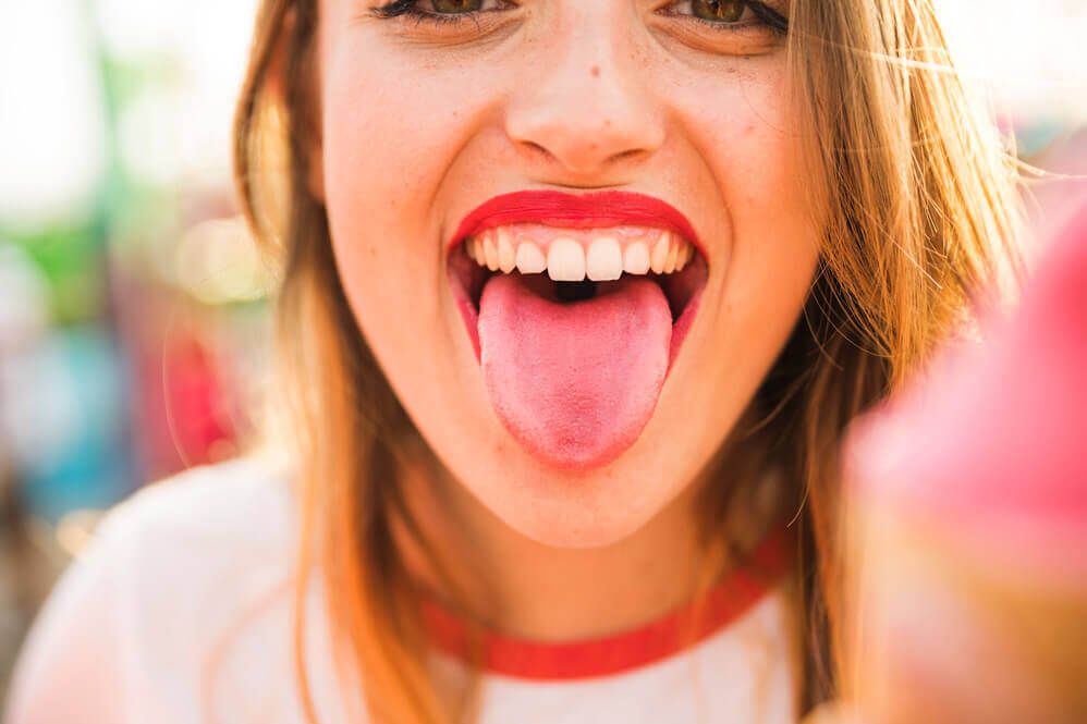 Pourquoi le simple fait de tirer la langue peut vous permettre d'avoir moins chaud en seulement quelques minutes | So Busy Girls