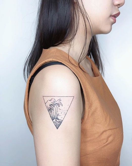 18 idées de tatouages vague pour tous ceux qui adorent la mer | So Busy Girls