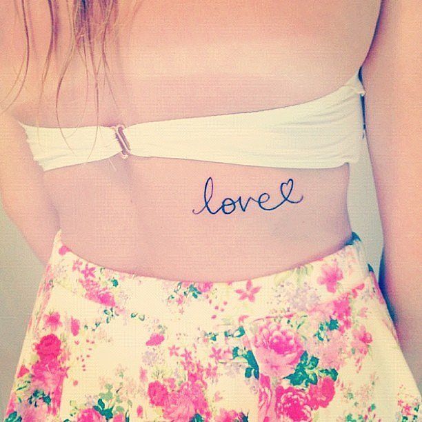 Un tatouage coeur love dans le dos | So Busy Girls