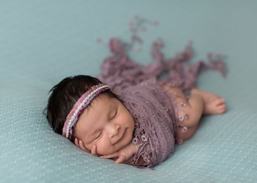18 bébés qui sourient dans leur sommeil : vous ne pourrez pas vous empêcher de fondre ! | So Busy Girls