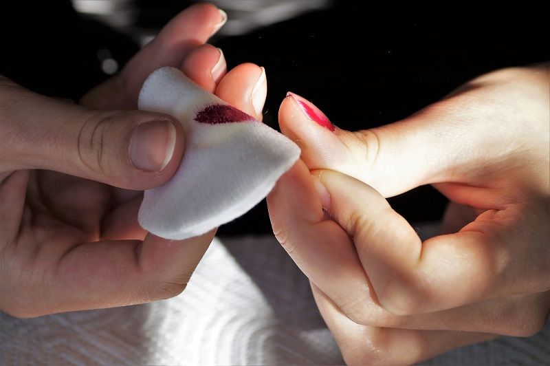 3 astuces géniales pour retirer son vernis quand on n'a pas de dissolvant | So Busy Girls