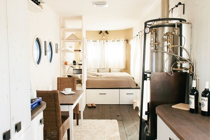 Quand vous allez voir tout ce qu'on trouve à l'intérieur de cette petite maison mobile, vous allez être épatés ! | So Busy Girls