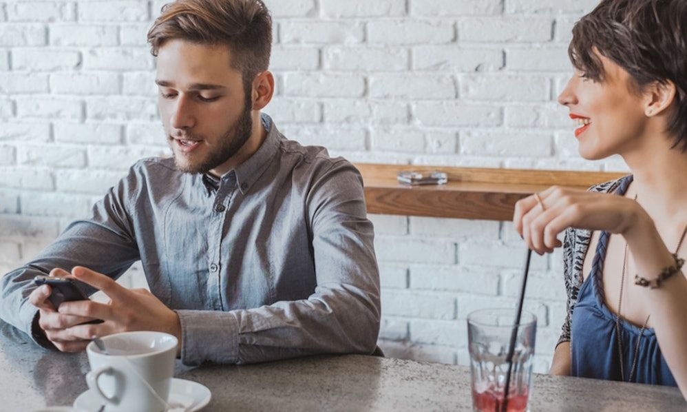 Êtes-vous un phubber totalement accro à votre smartphone au point d'en devenir impoli ? | So Busy Girls