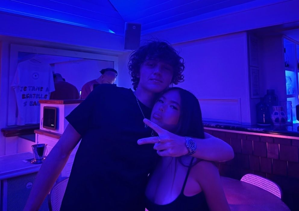 Très discret, Aaron Thomas sort du silence pour Jade Hallyday : ce message rare attire tous les regards | So Busy Girls