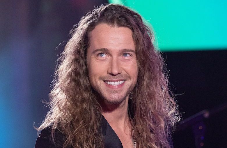 "Mes propres cheveux et mes propres dents" : Julien Doré joue la carte de l’authenticité et tacle ses pairs | So Busy Girls