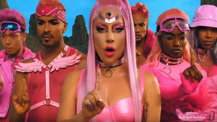 Lady Gaga est de retour en guerrière de l'amour avec son clip "Stupid Love" | So Busy Girls