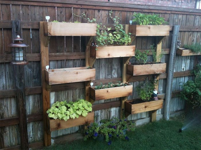 Des jardinières en bois fixées à la barrière | So Busy Girls