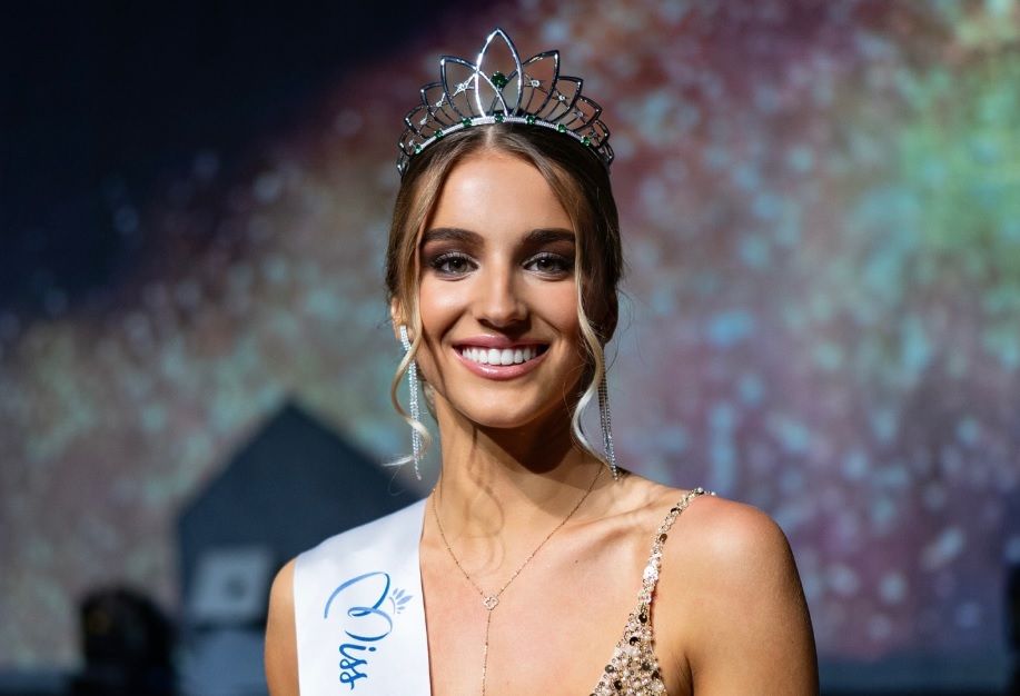 Miss France 2026 : cette candidate est la cousine d’une actrice américaine mythique et elle illumine déjà le concours | So Busy Girls