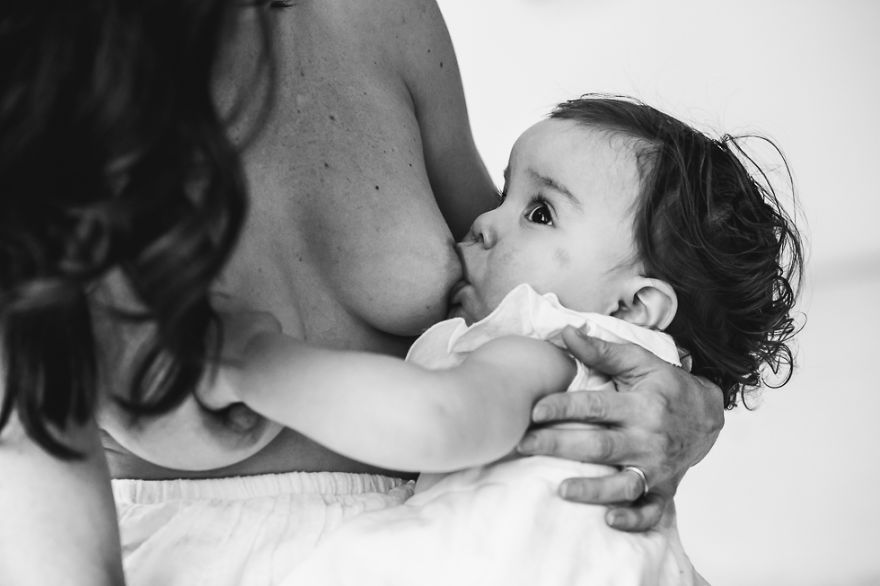 Elle photographie des mamans en train de donner le sein pour montrer que l'allaitement ne devrait pas être tabou | So Busy Girls