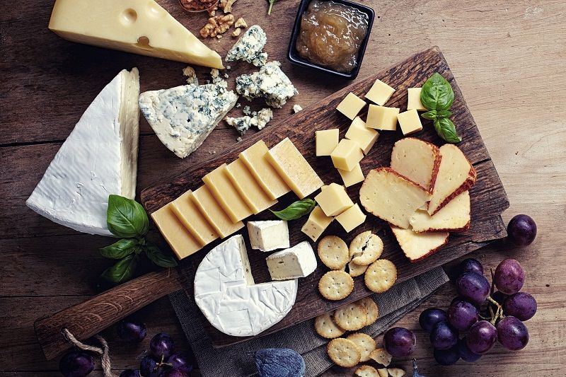 Job de rêve : être payé près de 1 000€ pour manger du fromage et... dormir dans son lit ! | So Busy Girls