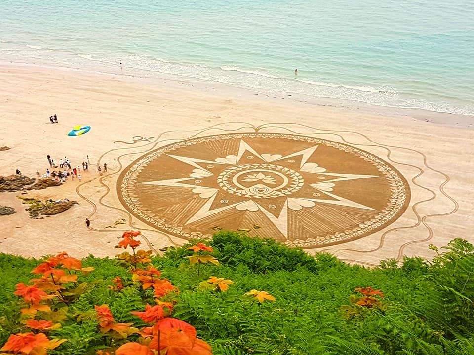 Cette créatrice réalise d'immenses mandalas magnifiques sur le sable des plages bretonnes | So Busy Girls