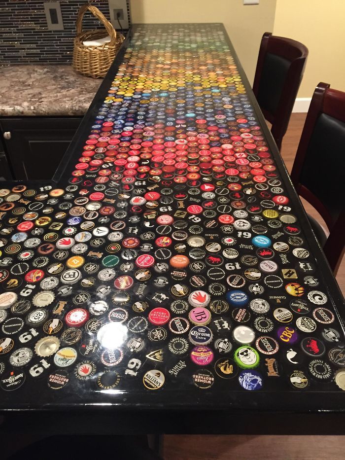 Un homme a collectionné des capsules de bouteilles pendant 5 ans pour refaire sa cuisine : voilà le résultat ! | So Busy Girls