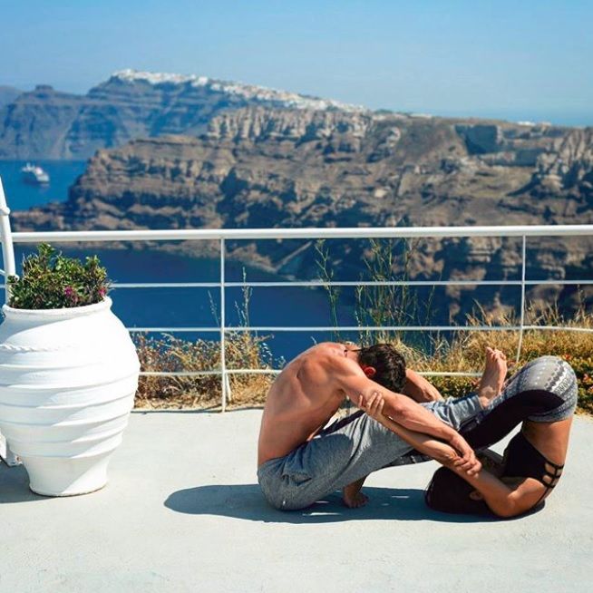 Ce couple associe sa passion pour le yoga à son amour des voyages et le résultat fait très envie ! | So Busy Girls