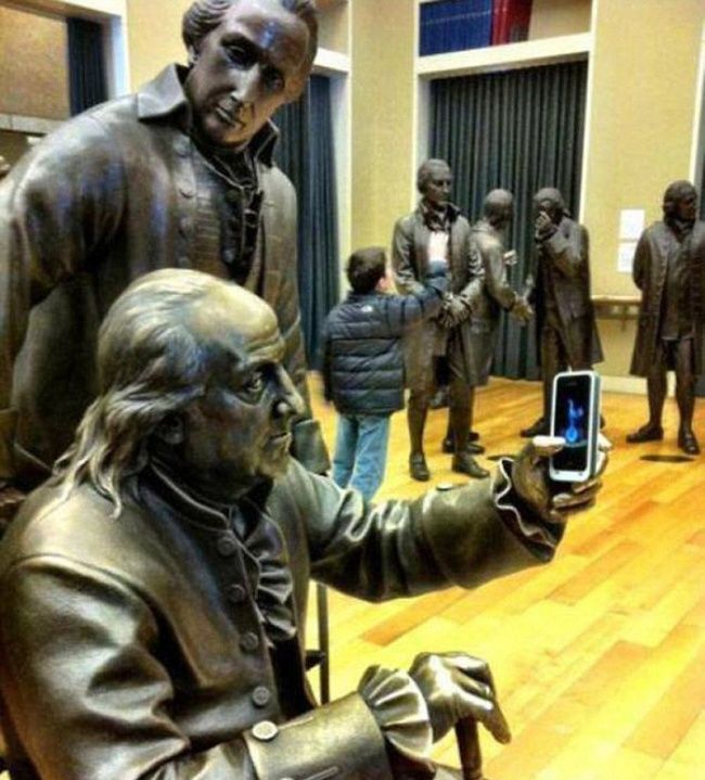 25 personnes qui savent faire des photos amusantes quand elles voient une statue | So Busy Girls