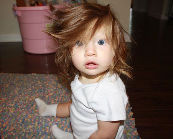 Un bébé de 10 mois avec une merveilleuse chevelure | So Busy Girls