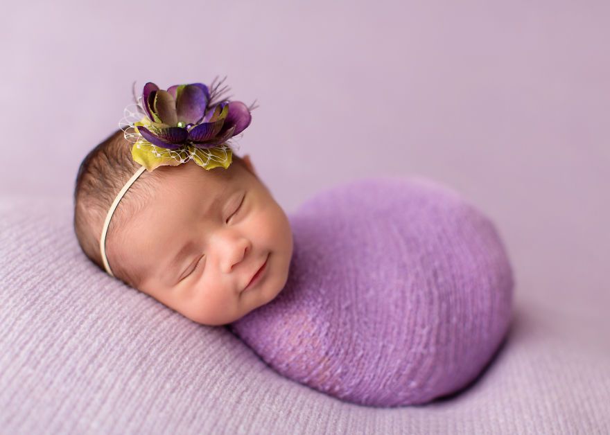 18 bébés qui sourient dans leur sommeil : vous ne pourrez pas vous empêcher de fondre ! | So Busy Girls