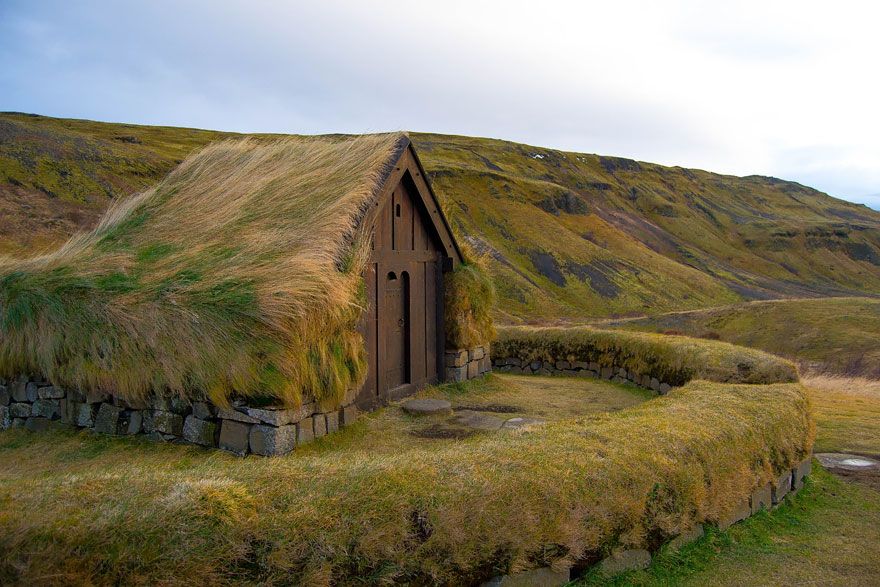 15 maisons scandinaves avec un toit végétal qui semblent tout droit sorties d'un conte de fées | So Busy Girls