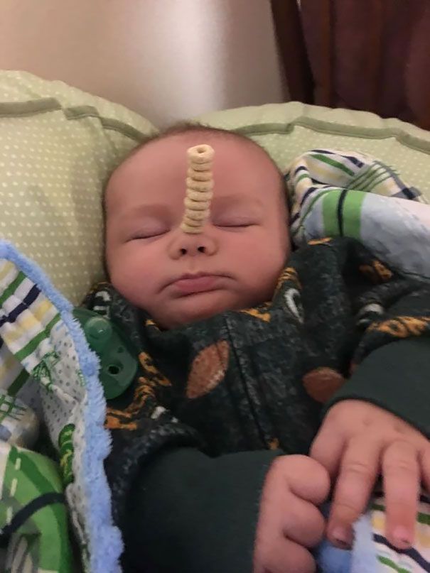 Non, ce n'est pas une blague : des papas tentent de battre le record de céréales Cheerios empilées sur le nez de leur enfant | So Busy Girls