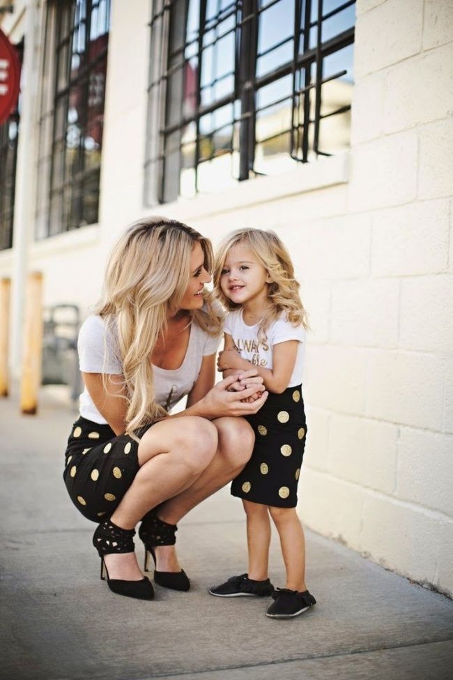 Ces mamans et leur petite fille se ressemblent vraiment comme 2 gouttes d'eau ! Et c'est tellement craquant... | So Busy Girls