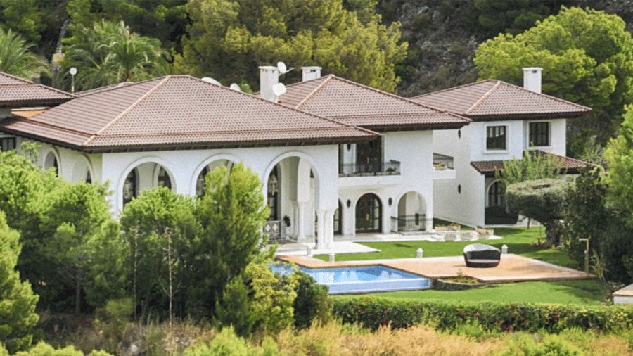 Cyril Hanouna : sa villa de rêve à 8,5 millions d’euros à Saint-Tropez dévoilée | So Busy Girls