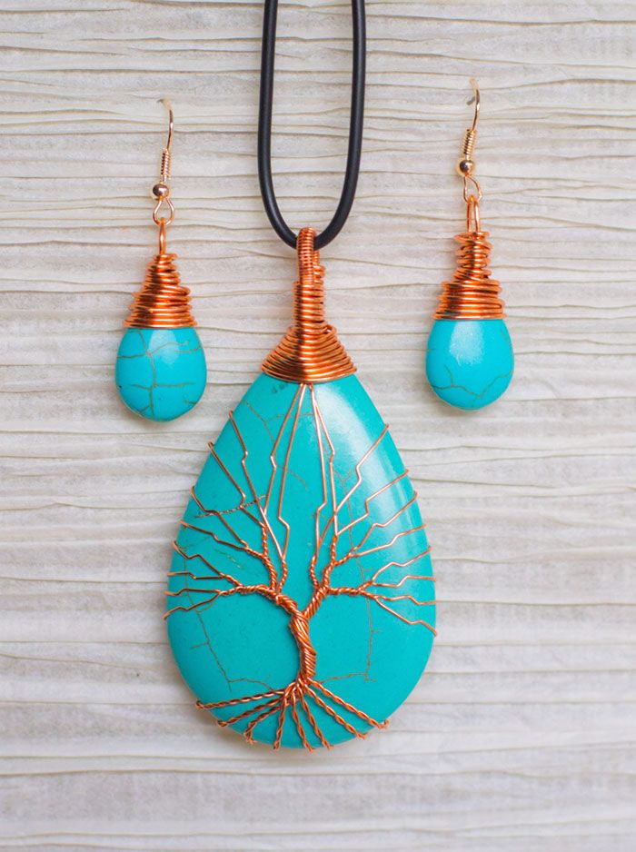 Ce couple recycle le câble récupéré dans des téléviseurs inutilisables et le transforme en pendentifs d'arbres de vie | So Busy Girls