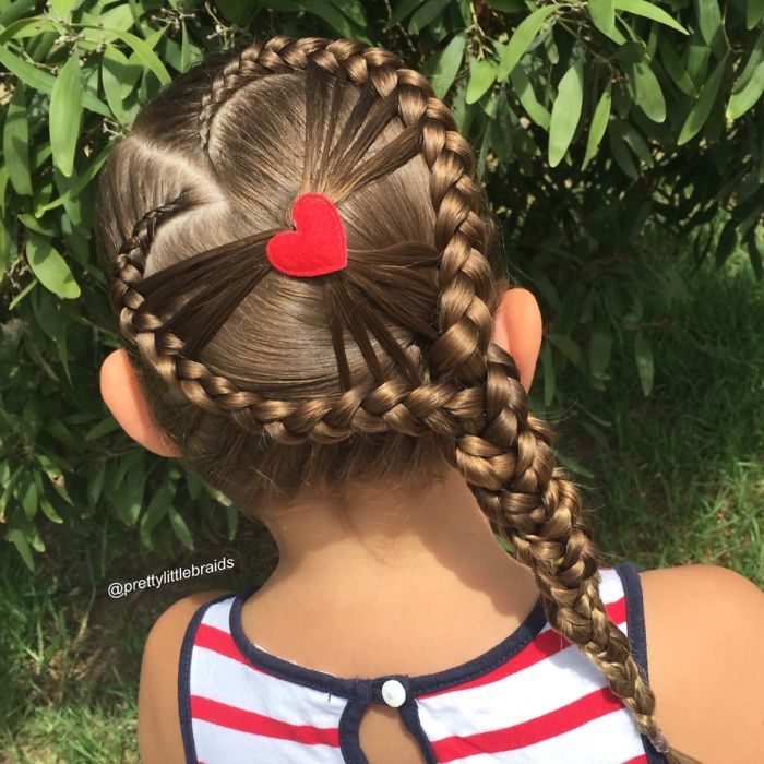 Cette maman fait des tresses impressionnantes et complexes à sa fille tous les matins avant d'aller à l'école | So Busy Girls