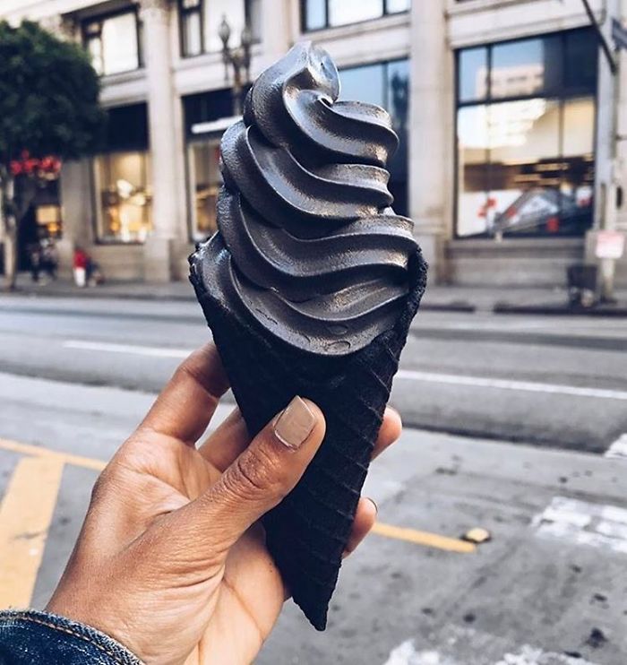 Les glaces noires débarquent, elles sont aussi originales que délicieuses ! | So Busy Girls