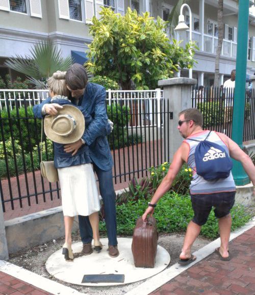 25 personnes qui savent faire des photos amusantes quand elles voient une statue | So Busy Girls