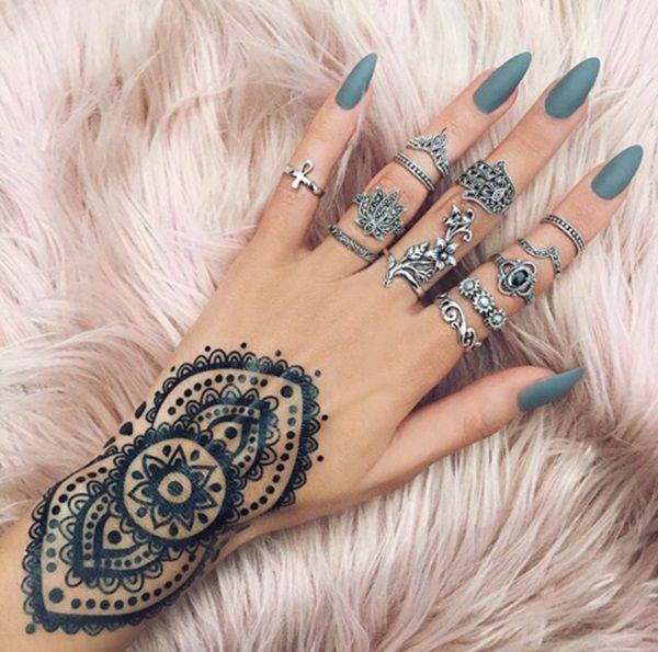 16 idées de tatouages sublimes à se faire sur les mains | So Busy Girls