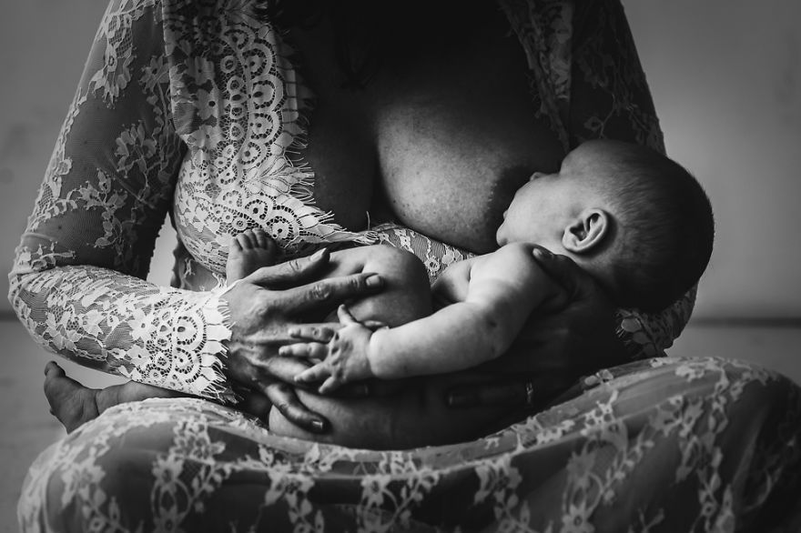 Elle photographie des mamans en train de donner le sein pour montrer que l'allaitement ne devrait pas être tabou | So Busy Girls