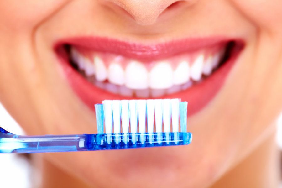 Pourquoi vous devez absolument arrêter de vous brosser les dents sous la douche | So Busy Girls