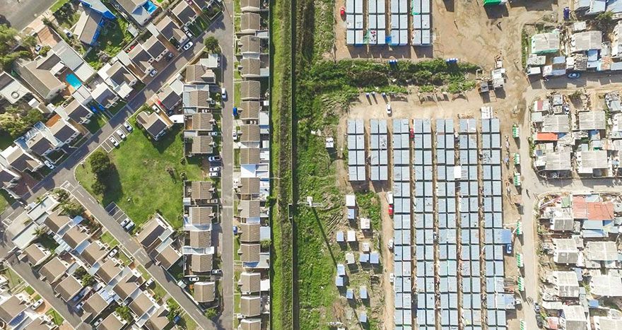 Ces séparations qui divisent les riches et les pauvres vues du ciel grâce à un drone | So Busy Girls