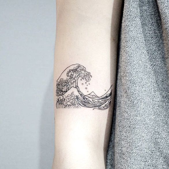 18 idées de tatouages vague pour tous ceux qui adorent la mer | So Busy Girls