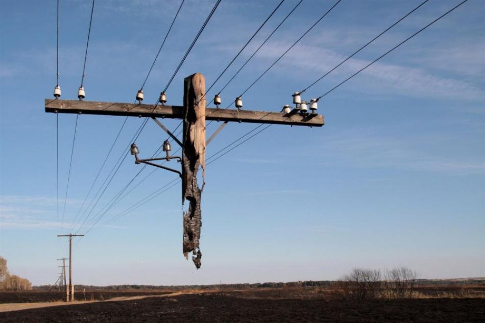Un poteau électrique qui n’a pas complètement brûlé en Russie | So Busy Girls
