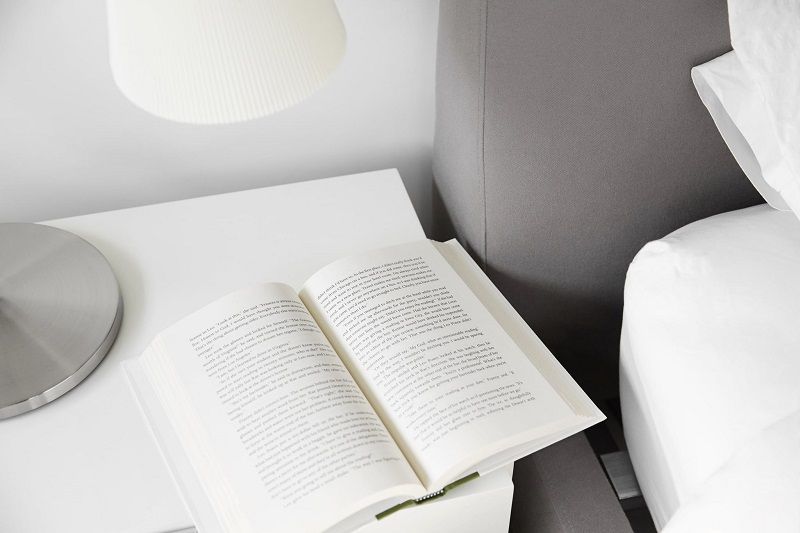Pourquoi lire un livre est la meilleure méthode naturelle pour diminuer le stress et apaiser l'anxiété | So Busy Girls
