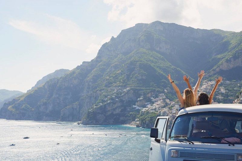 Vacances entre amis : 3 raisons de louer un minibus | So Busy Girls