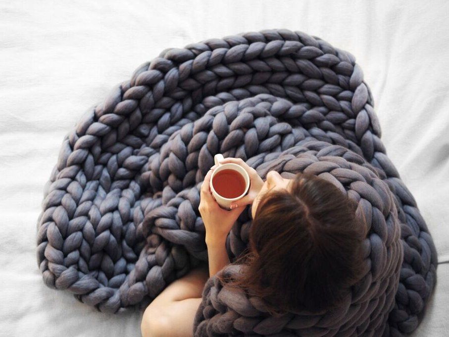 Quand vous aurez vu cette énorme couverture tricotée main, vous n'aurez qu'une envie : vous enrouler dedans ! | So Busy Girls