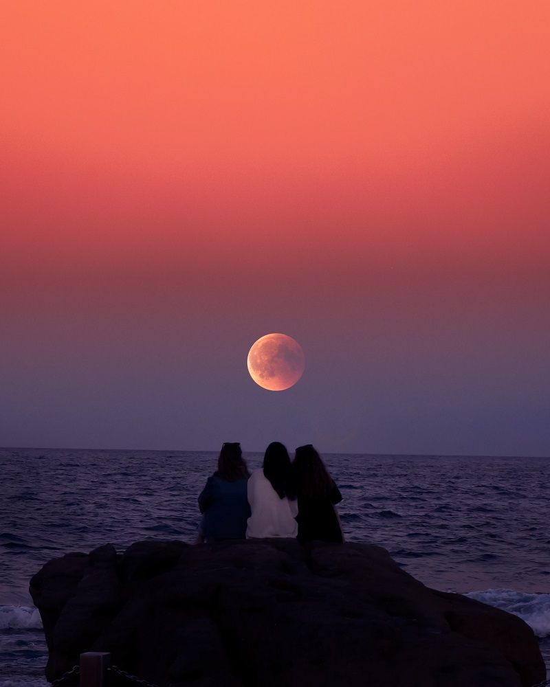 Pourquoi la lune peut vous empêcher de dormir et les solutions pour un sommeil plus récupérateur | So Busy Girls