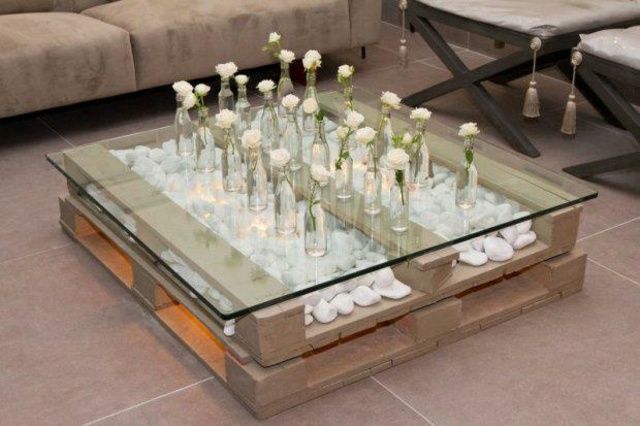 Une jolie idée de table basse romantique en palettes en bois | So Busy Girls