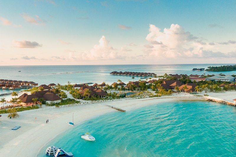 Job de rêve : être payé, nourri et logé dans un hôtel 5 étoiles des Maldives pour être « libraire aux pieds nus » | So Busy Girls