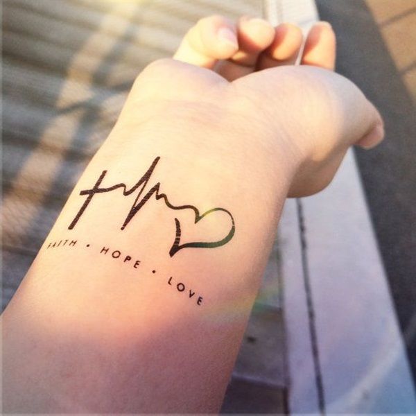 16 idées de tatouages sublimes à se faire sur les mains | So Busy Girls