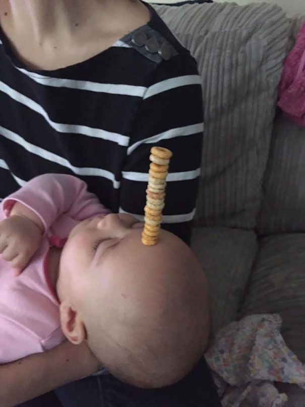 Non, ce n'est pas une blague : des papas tentent de battre le record de céréales Cheerios empilées sur le nez de leur enfant | So Busy Girls
