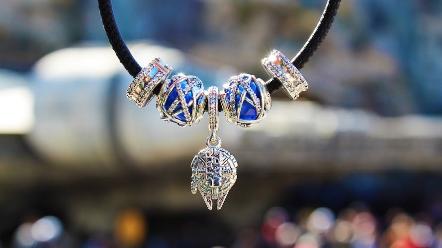 Pandora lance une nouvelle collection Star Wars et un charm galactique | So Busy Girls