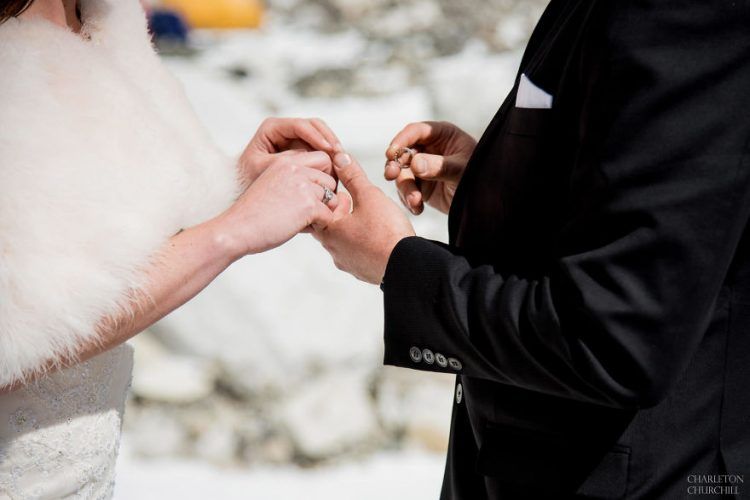 Ce couple se marie sur le Mont Everest après un trek de 3 semaines, et leurs photos sont incroyables ! | So Busy Girls