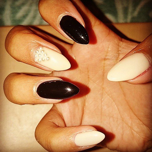 Nail art noir, rose et perles en triangle | So Busy Girls